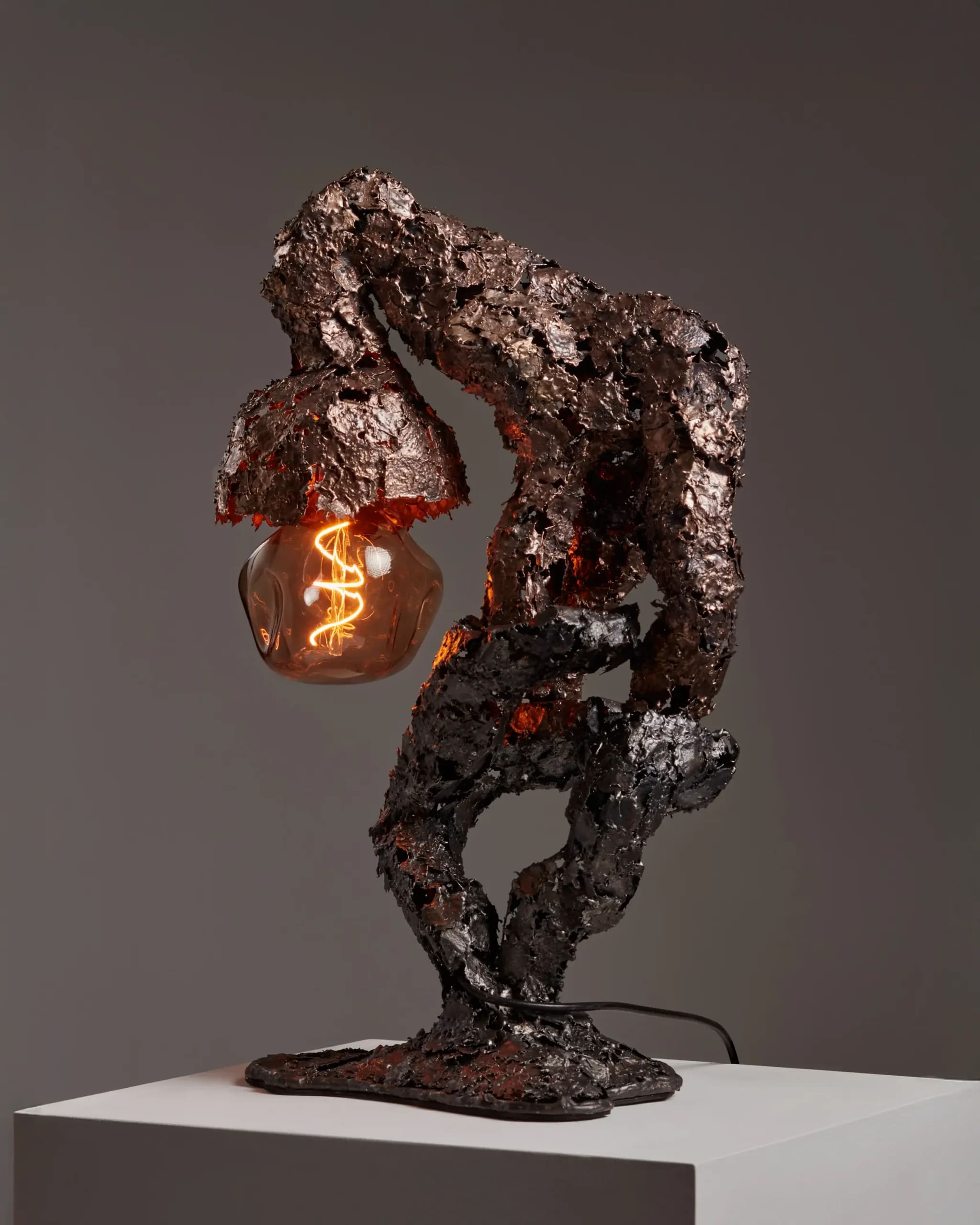 Aràciu, 2023. Lampada da tavolo, Bronzo, acciaio.