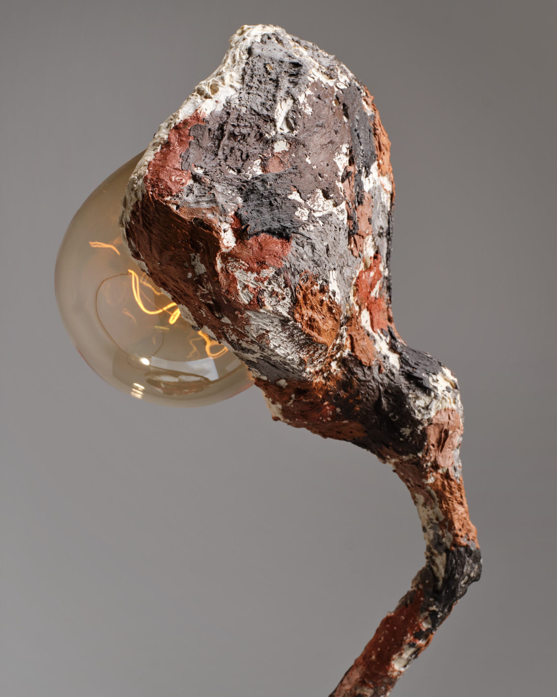 Lampada in gesso e tessuto con corpo luminoso orientabile, dalla collezione Ciàvuru