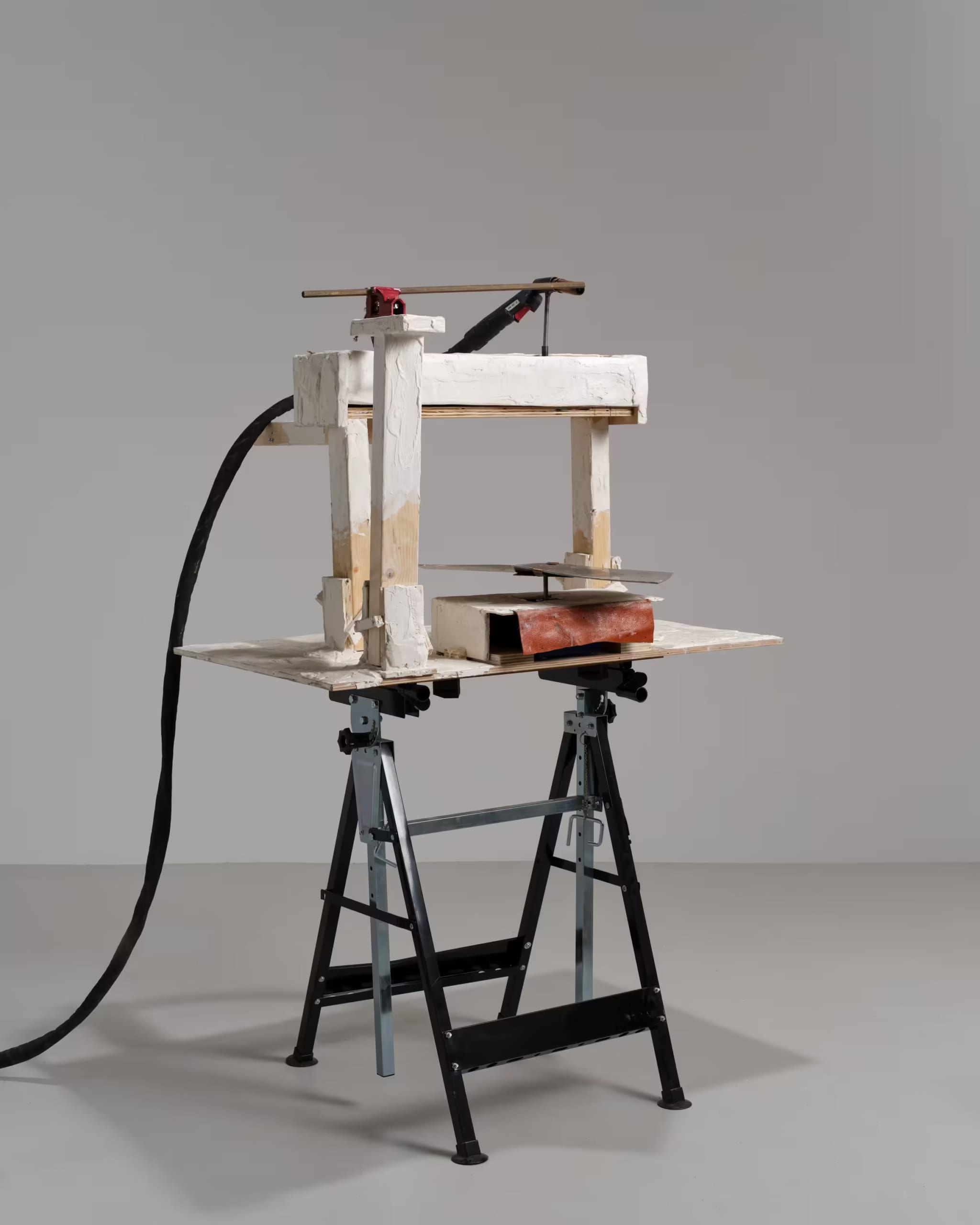 A Bedda Matri, 2025. Dispositivo, Legno, gesso, cuoio, acciaio.