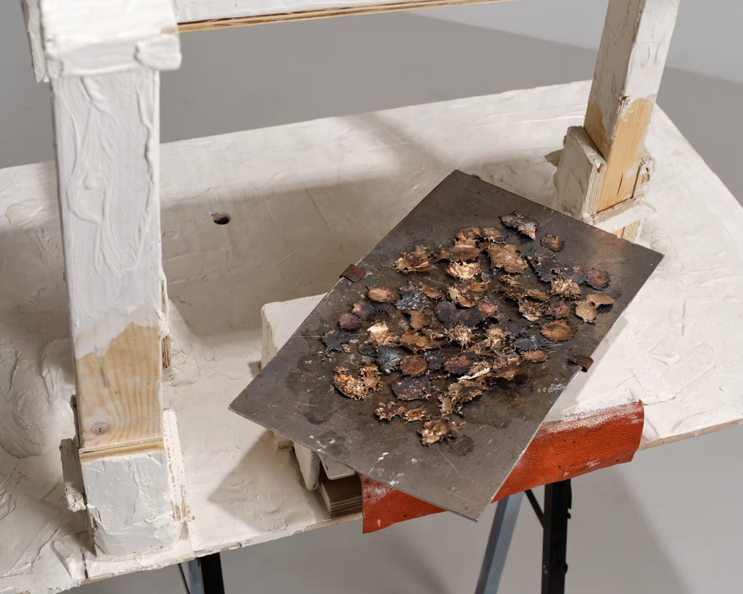 A Bedda Matri, 2025. Dispositivo, Legno, gesso, cuoio, acciaio.