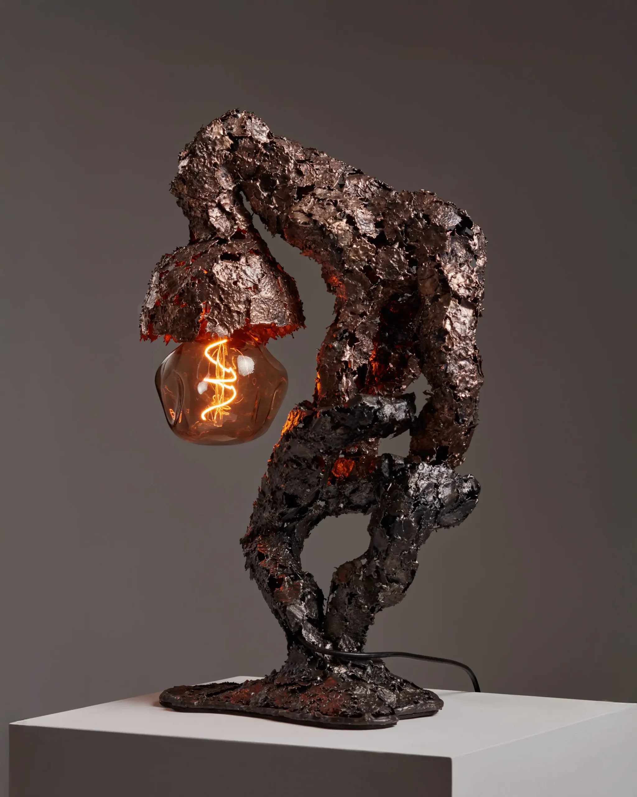 Aràciu, 2023. Lampada da tavolo, Bronzo, acciaio.