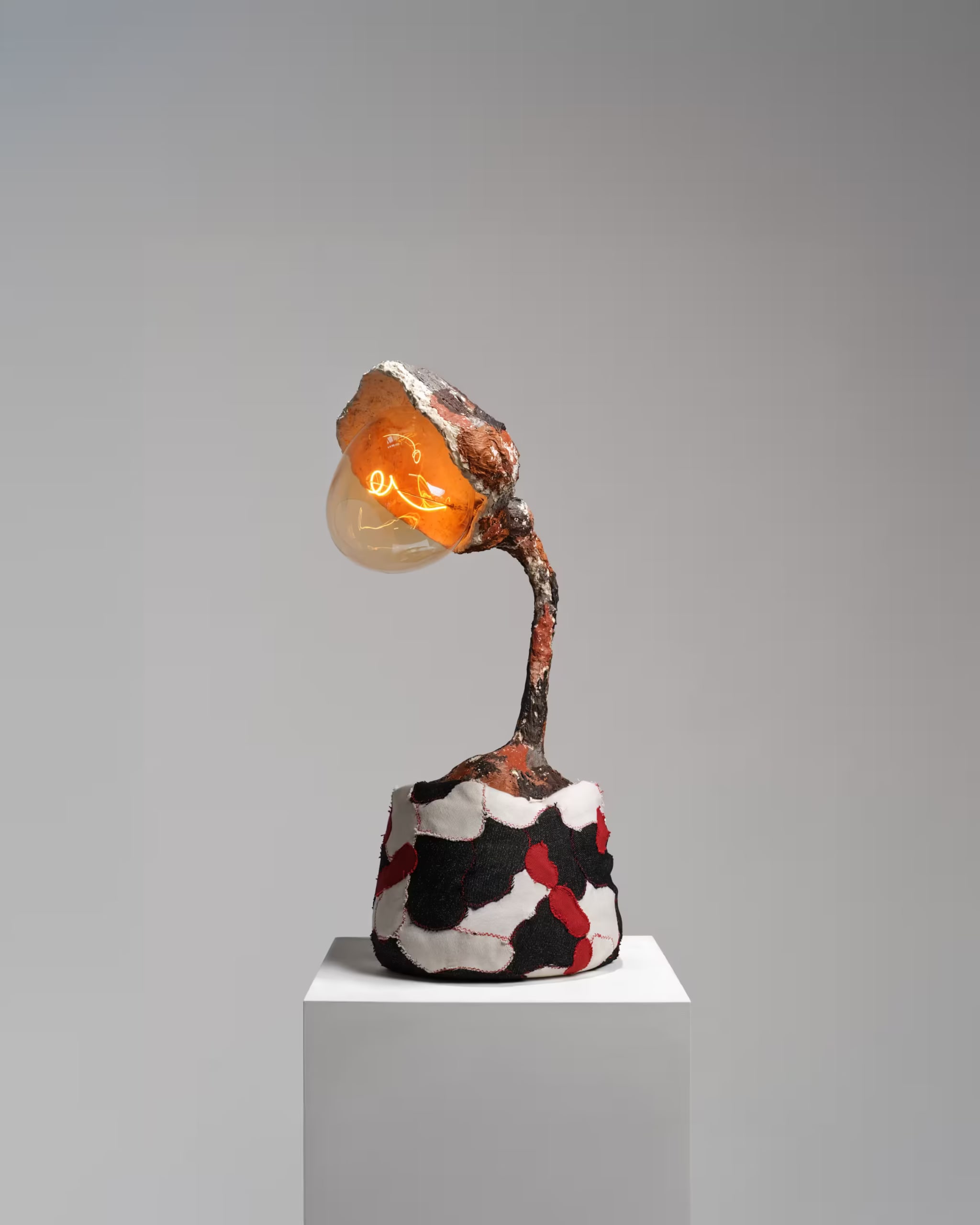 Babbasuni lu nicu, 2025. Lampada da tavolo, Acciaio, gesso, tessuto.