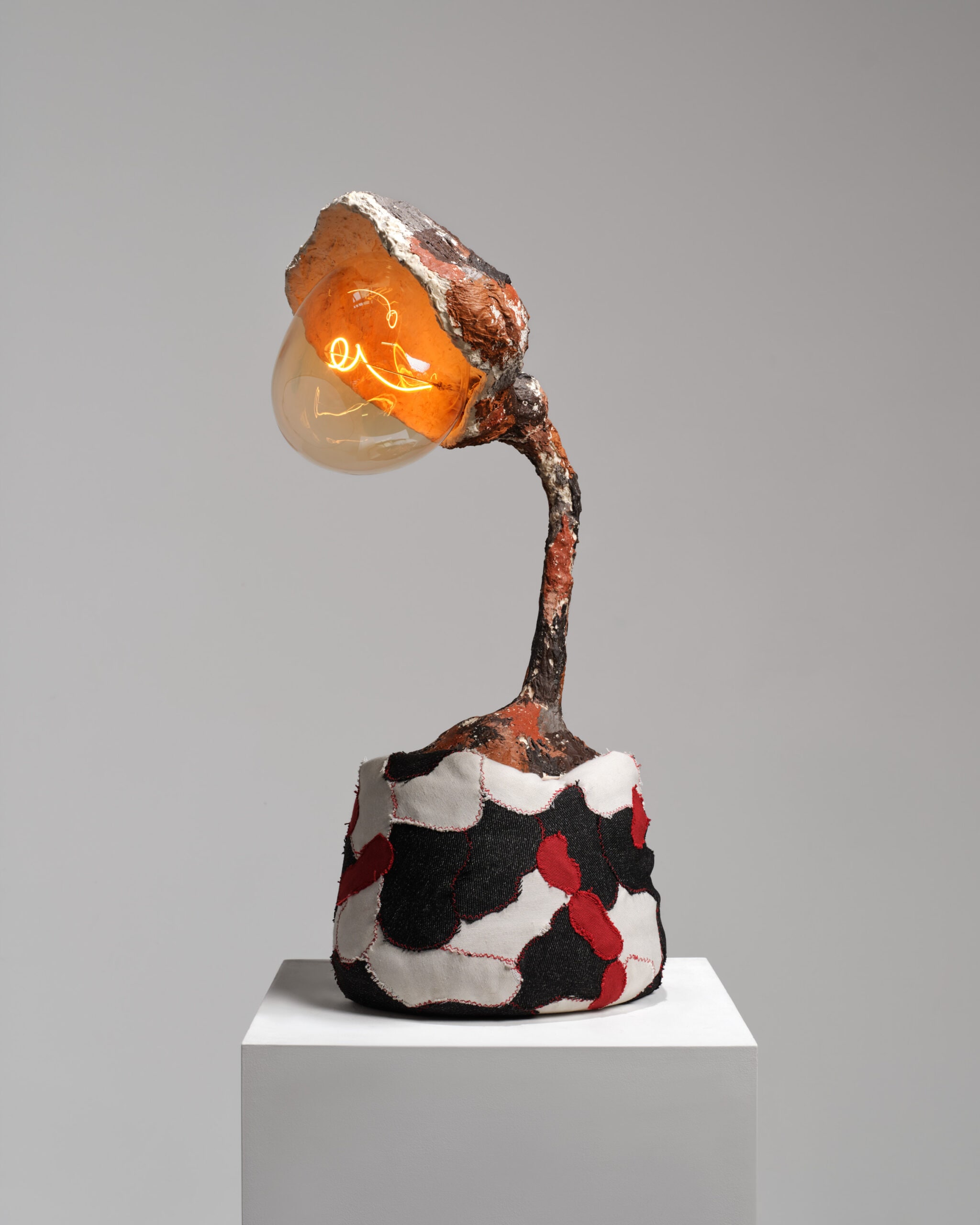 Babbasuni lu ranni, 2025. Lampada da tavolo, Acciaio, gesso, tessuto.