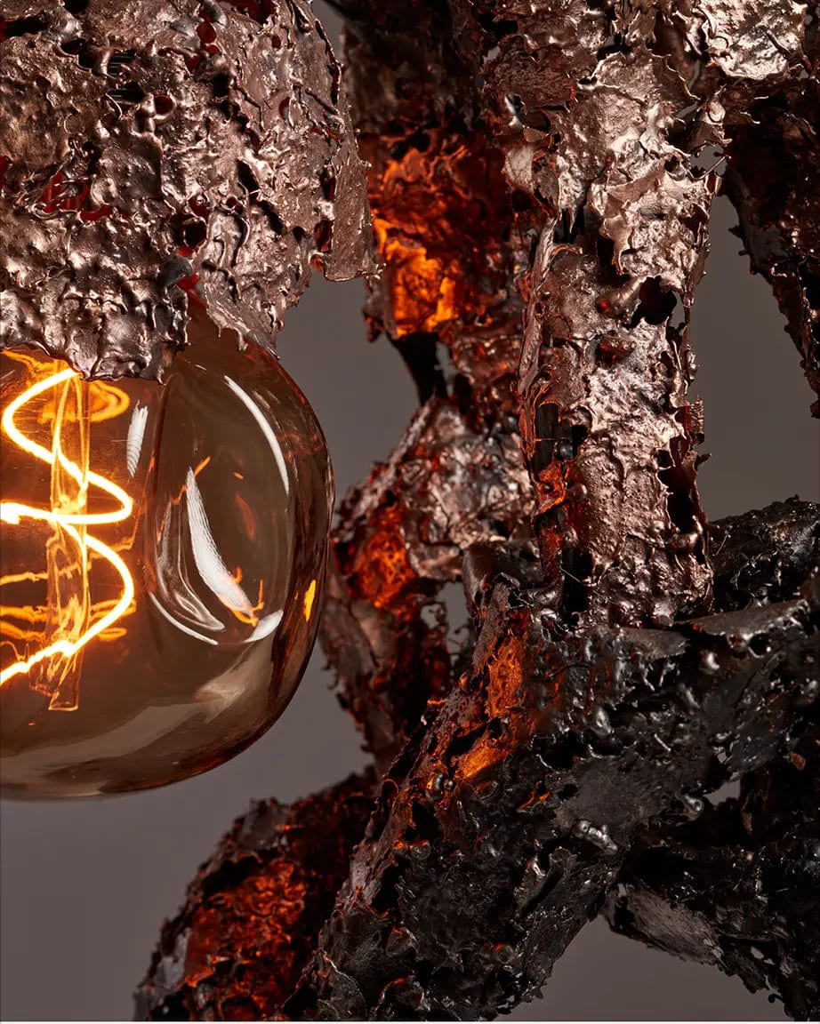 Figura in acciaio saldato con elemento luminoso, dalla collezione Le solitudini dell'ego